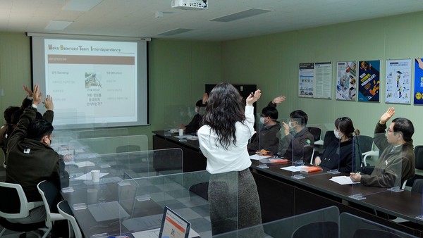 사내 심리상담실 '라포레나' 프로그램을 진행하고 있는 모습./사진=한화 건설부문