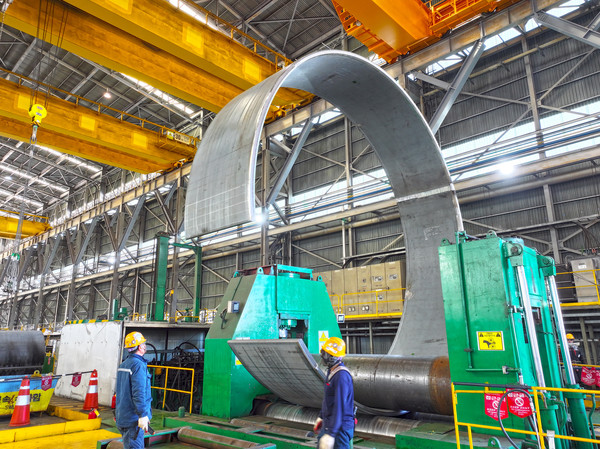 SK오션플랜트 공장에서 해상풍력 하부구조물의 기초 기자재인 후육강관을 제작하고 있다./사진=SK오션플랜트