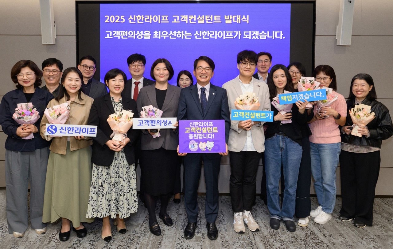 신한라이프 이영종 사장(앞줄 오른쪽에서 다섯 번째)이 고객컨설턴트 및 임직원들과 함께 기념 촬영을 하고 있다. / 사진=신한라이프