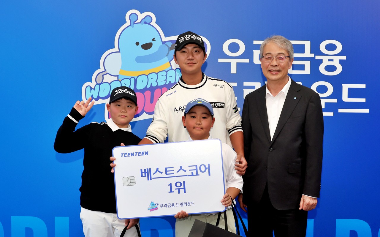 임종룡 우리금융그룹 회장(맨 오른쪽)이 1위 팀과 기념촬영을 하고 있다. / 사진=우리금융그룹