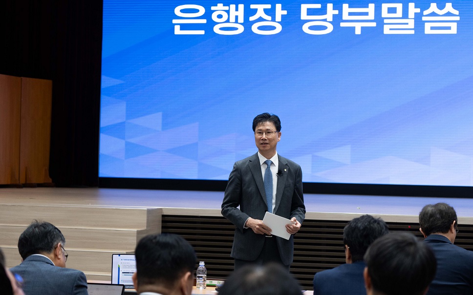 강태영 은행장이 업적평가 1등급 사무소를 시상하고 있다.