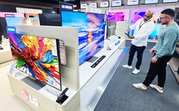 LG전자가 2025년형 LG QNED(Qualified Nano Enhanced Display) TV를 본격 출시하며 프리미엄 TV 시장에서 리더십을 확대한다. 독일 프랑크푸르트 지역에 위치한 가전 매장인 미디어 마크트(Media Markt) 직원이 고객에게 LG QNED TV의 AI 기능에 대해 설명하고 있다. /사진=LG전자