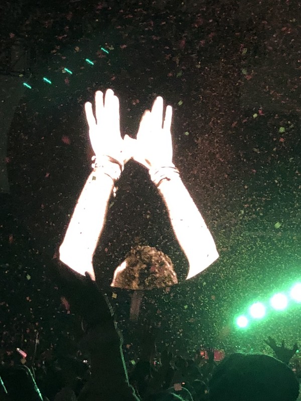 공연 중 제스처를 취하는 크리스 마틴 /사진=김현정 기자