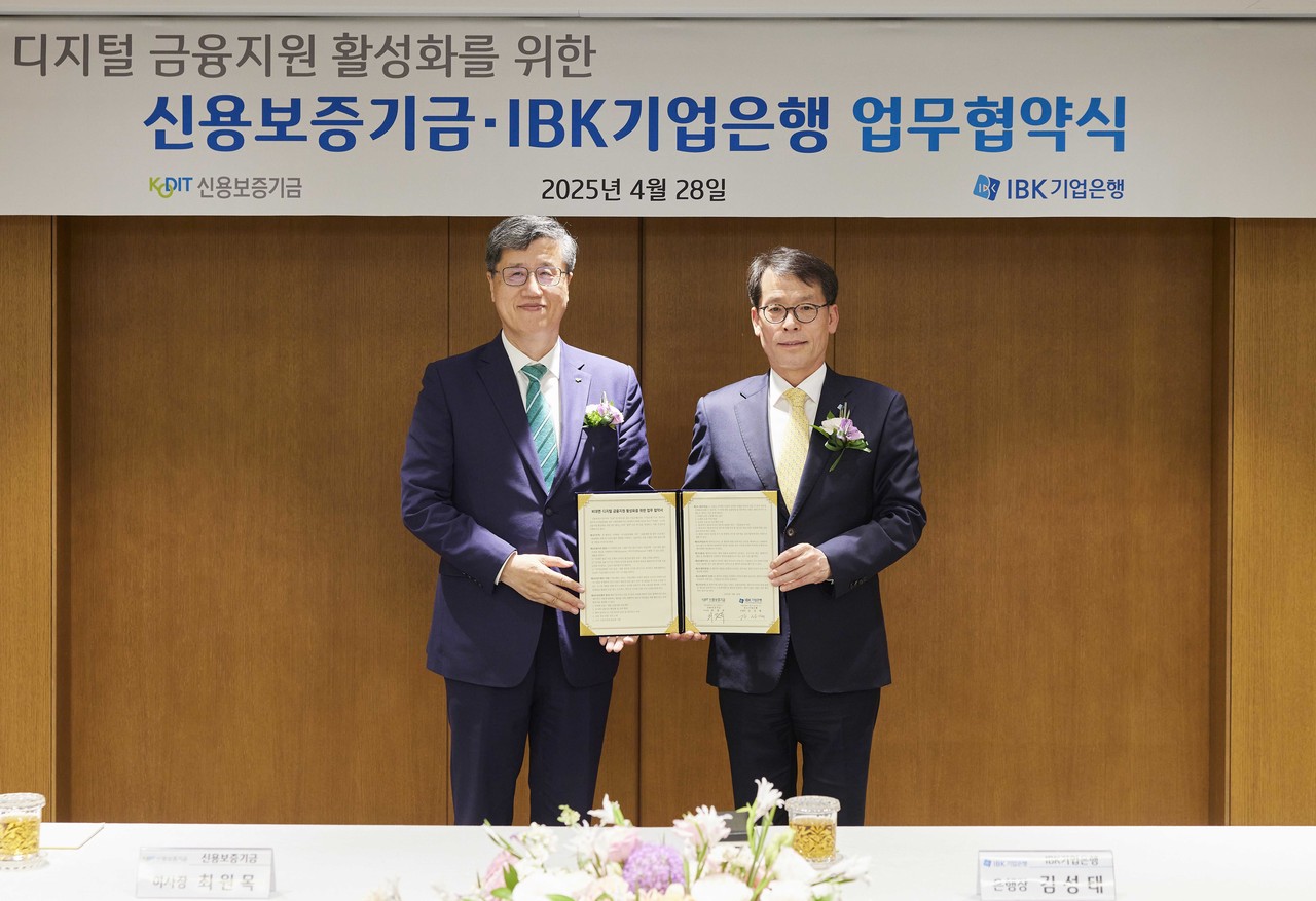 김성태 IBK기업은행장(오른쪽)과 최원목 신용보증기금 이사장이 기념촬영을 하고 있는 모습 / 사진=IBK기업은행