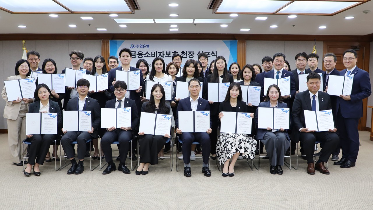 Sh수협은행 신학기 은행장(앞줄 가운데)을 비롯한 주요 임원과 소비자보호 직원 패널인 'Sh소비자가디언즈' 등 임직원 60여명이 참석했다. / 사진=