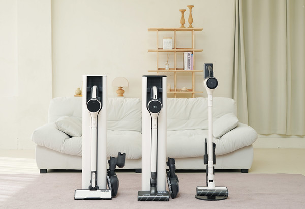 LG전자가 AI로 고객의 사용 패턴을 분석해 청소기의 흡입력을 알아서 조절해 주는 무선청소기 'LG 코드제로 오브제컬렉션 A9 AI'을 출시했다. LG전자는 올해 A9 AI, A7 코어, A5 등 무선청소기 라인업을 확대해 고객의 선택 폭을 넓혔다. (왼쪽부터) A9 AI, A7 코어, A5. /사진=LG전자