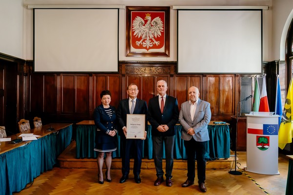 (왼쪽부터) 크리스티나 올라닌 의원, 정몽원 HL그룹 회장, 로만 쉐웨메이 시장, 크리스토프 칼리노프스키 시의회 의장이 바우브지흐시 명예시민증 수여식에서 기념 촬영을 하고 있다. /사진=HL그룹