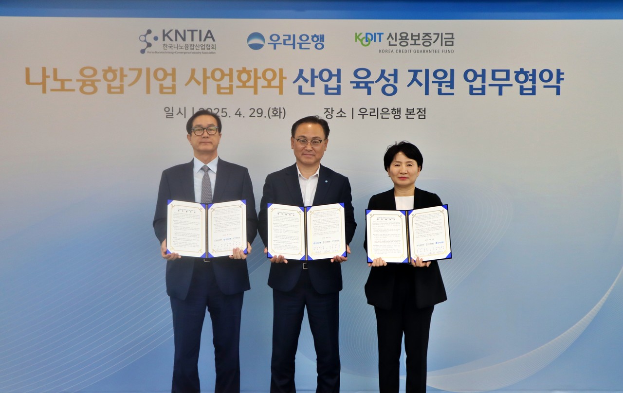 (왼쪽부터)홍순국 한국나노융합산업협회 회장, 배연수 우리은행 기업그룹장, 권원정 신용보증기금 경기영업본부 본부장이 ‘나노융합기업 사업화와 산업 육성 지원 업무협약’ 을 체결 후 기념촬영을 하고 있다. / 사진=우리은행