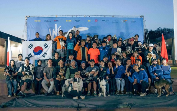 지난 19~20일 강아지숲에서 개최된 디스크도그 대회 '제5회 KDDN 챔피언십'이 성황리에 막을 내린 가운데 참가자들이 기념촬영을 하고 있다. /사진=더존비앤씨티