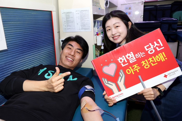 대우건설 직원이 헌혈캠페인에 참가하고 있다. /사진=대우건설
