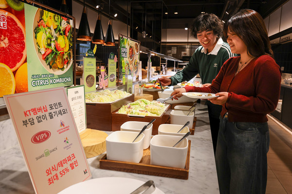 KT가 가정의 달과 나들이 시즌을 맞아 외식·테마파크 혜택을 강화한 멤버십 '달.달.혜택'을 선보인다. 고객들이 서울시 중구에 위치한 빕스 매장에서 5월 멤버십 달달혜택을 이용하는 모습. /사진=KT