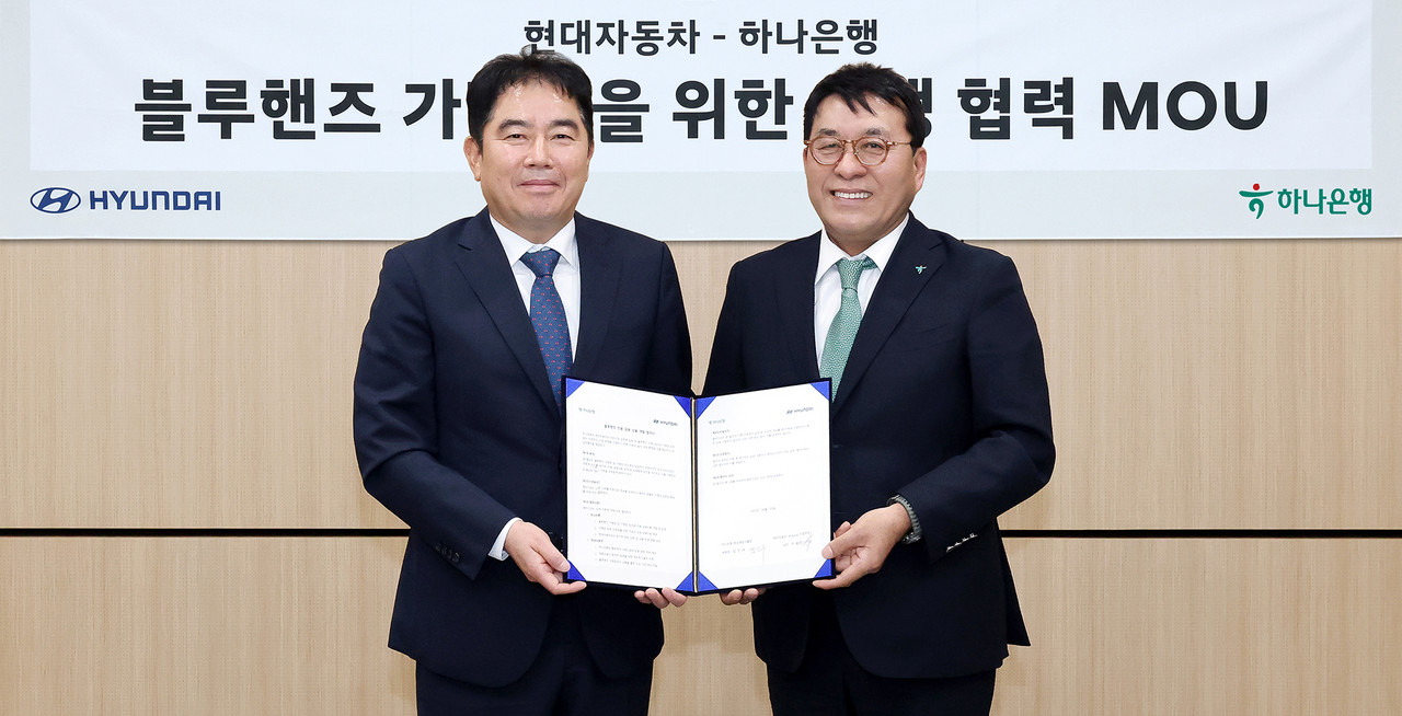 김진우 하나은행 중앙영업그룹 부행장(오른쪽)이 이용섭 현대자동차 국내사업본부 국내서비스사업부 상무와 함께 협약서를 들고 기념 촬영을 하고 있다.  / 사진=하나은행