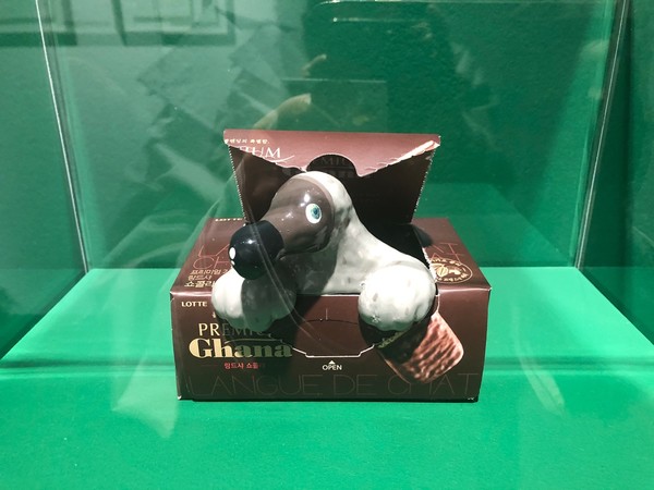 가나 초콜릿 출시 50주년 기념 전시 '아뜰리에 가나'에서 김선우 작가가 프리미엄 가나 랑드샤 쇼콜라 제품과 자신의 '도도새' 캐릭터를 컬래버레이션한 작품 /사진=김현정 기자