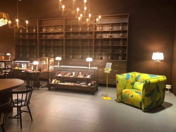 가나 초콜릿 출시 50주년 기념 전시 '아뜰리에 가나'의 카페 스타일 전시 공간 /사진=김현정 기자