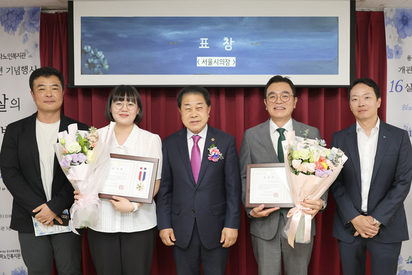 김용호 서울시의회 의원(왼쪽 세번째)과 김정훈 하나증권 FICC본부장(오른쪽 두번째), 하나증권 직원들이 기념촬영을 하고 있다. 사진=하나증권