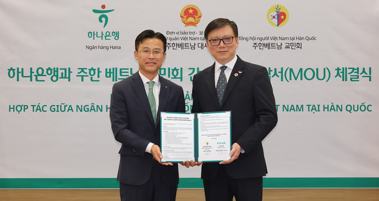 서유석 하나은행 기업그룹 부행장(사진 왼쪽) 다오투안훙 주한 베트남 교민회 회장이 기념 촬영을 하고 있다. / 사진=하나은행