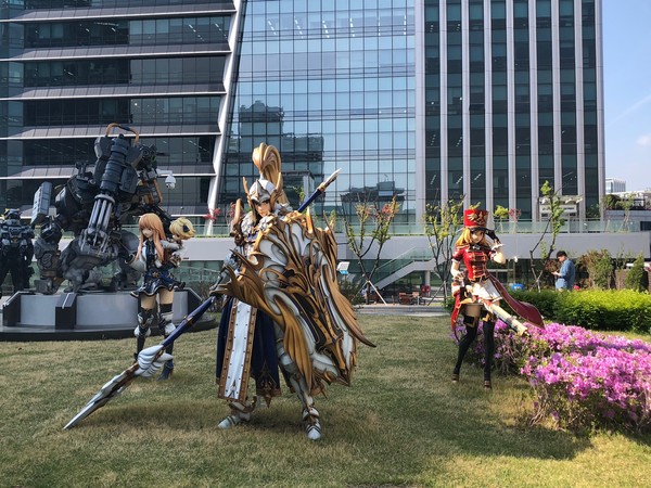 넷마블게임박물관 야외 정원에 조성된 대표 게임 '세븐나이츠' 캐릭터인 그랑시드 사관생도 & 오토마톤 루디·레이첼 조형물 /사진=김현정 기자