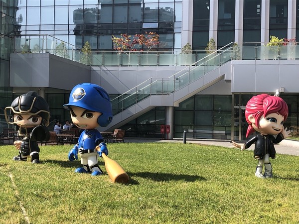 넷마블게임박물관 야외 정원에 마련된 '마구마구' 게임 캐릭터 조형물 /사진=김현정 기자