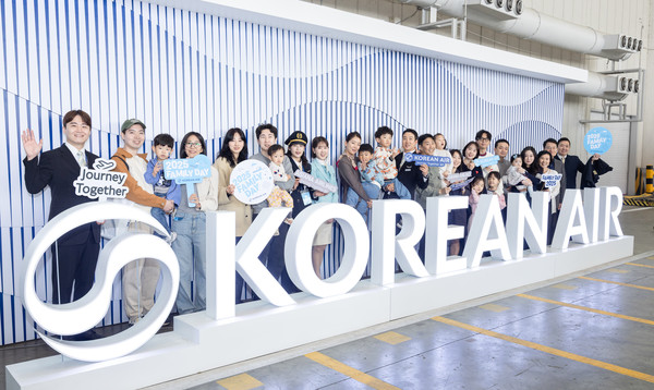 대한항공이 5월 2일부터 5일까지 서울 강서구 본사 격납고, 6일 부산 테크센터 격납고를 개방해 대한항공 및 아시아나항공 임직원과 가족을 초청하는 '2025 패밀리데이'(Family Day) 행사를 개최한다. 패밀리데이 행사에 참여한 대한항공과 아시아나항공의 임직원들이 기념촬영을 하고있는 모습. /사진=대한항공
