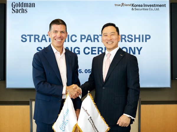 지난 5일(미국 동부시간) 뉴욕 골드만삭스 본사에서 김성환 한국투자증권 사장(오른쪽)과 존 월드론(John E. Waldron) 골드만삭스 President 겸 COO가 전략적 협업을 위한 양해각서 체결 후 기념촬영을 하고 있다. 사진=한국투자증권