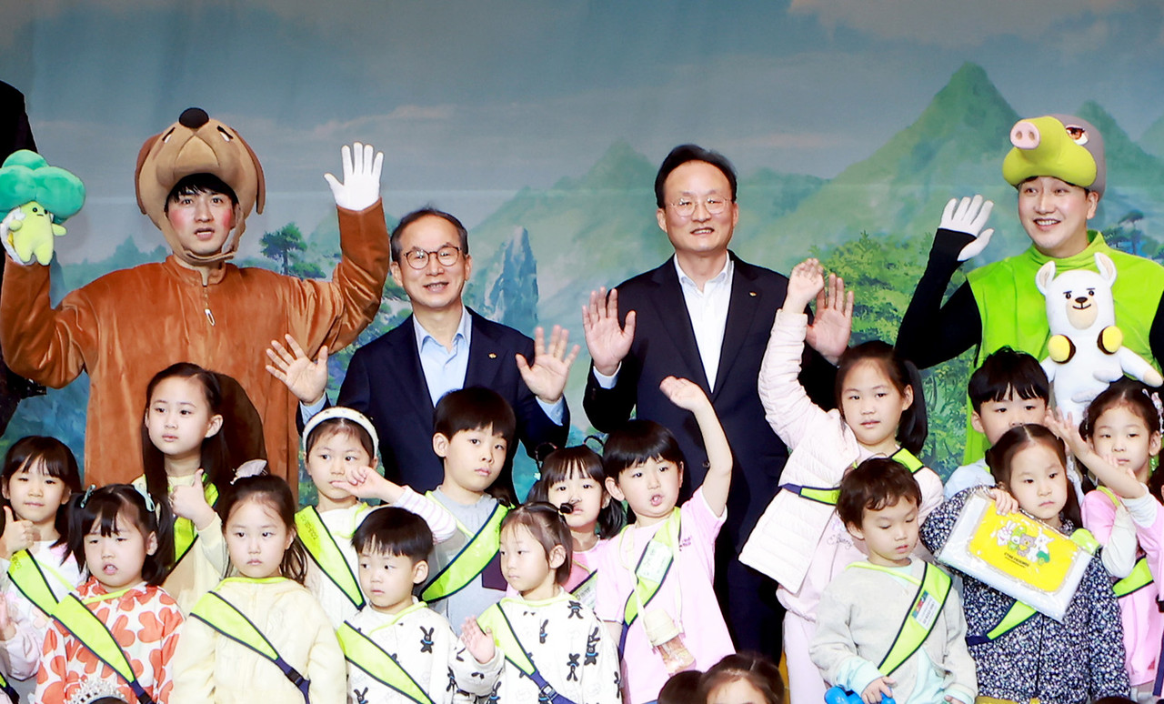 지난 2일 여의도 KB국민은행 신관 다목적홀에서 진행된 어린이날 기념행사에서 양종희 KB금융그룹 회장(죄측)과 이환주 KB국민은행장이 아이들과 기념 촬영을 하고 있다. 사진=KB국민은행