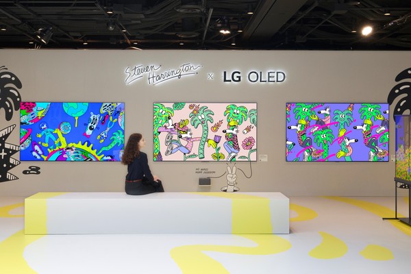 LG전자가 세계적인 아트페어 '프리즈 뉴욕'에 참가해 2025년형 LG 올레드 에보(evo) 등 TV 신제품의 압도적 화질로 표현한 팝아트를 선보인다. 모델이 LG 올레드 에보(G5,M5)를 통해 감각적인 색감의 팝아트를 감상하고 있다. /사진=LG전자