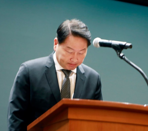 최태원 SK그룹 회장이 7일 서울 중구 SKT타워에서 열린 유심 해킹 관련 일일 브리핑에서 사과의 메시지를 전하고 있다. /사진=SK그룹