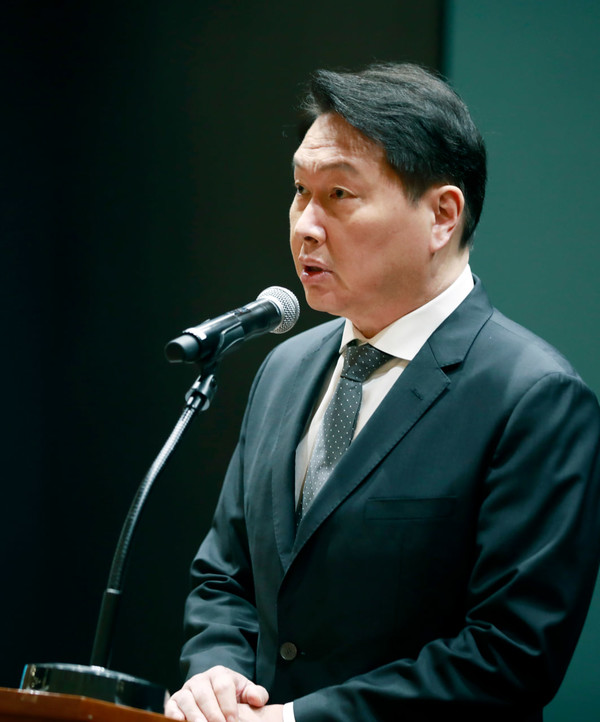 최태원 SK그룹 회장이 7일 서울 중구 SKT타워에서 열린 유심 해킹 관련 일일 브리핑에서 사과의 메시지를 전하고 있다. /사진=SK그룹