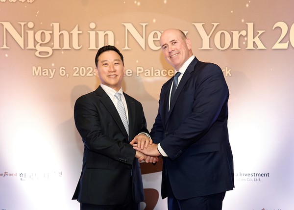지난 6일(현지시간) 한국투자증권이 미국 뉴욕에서 개최한 글로벌IR 행사 ‘KIS Night in New York 2025’에서 김성환  사장(왼쪽)과 하비 슈워츠(Harvey M. Schwartz) 칼라일그룹 CEO가 기념촬영을 하고 있다. 사진=한국투자증권