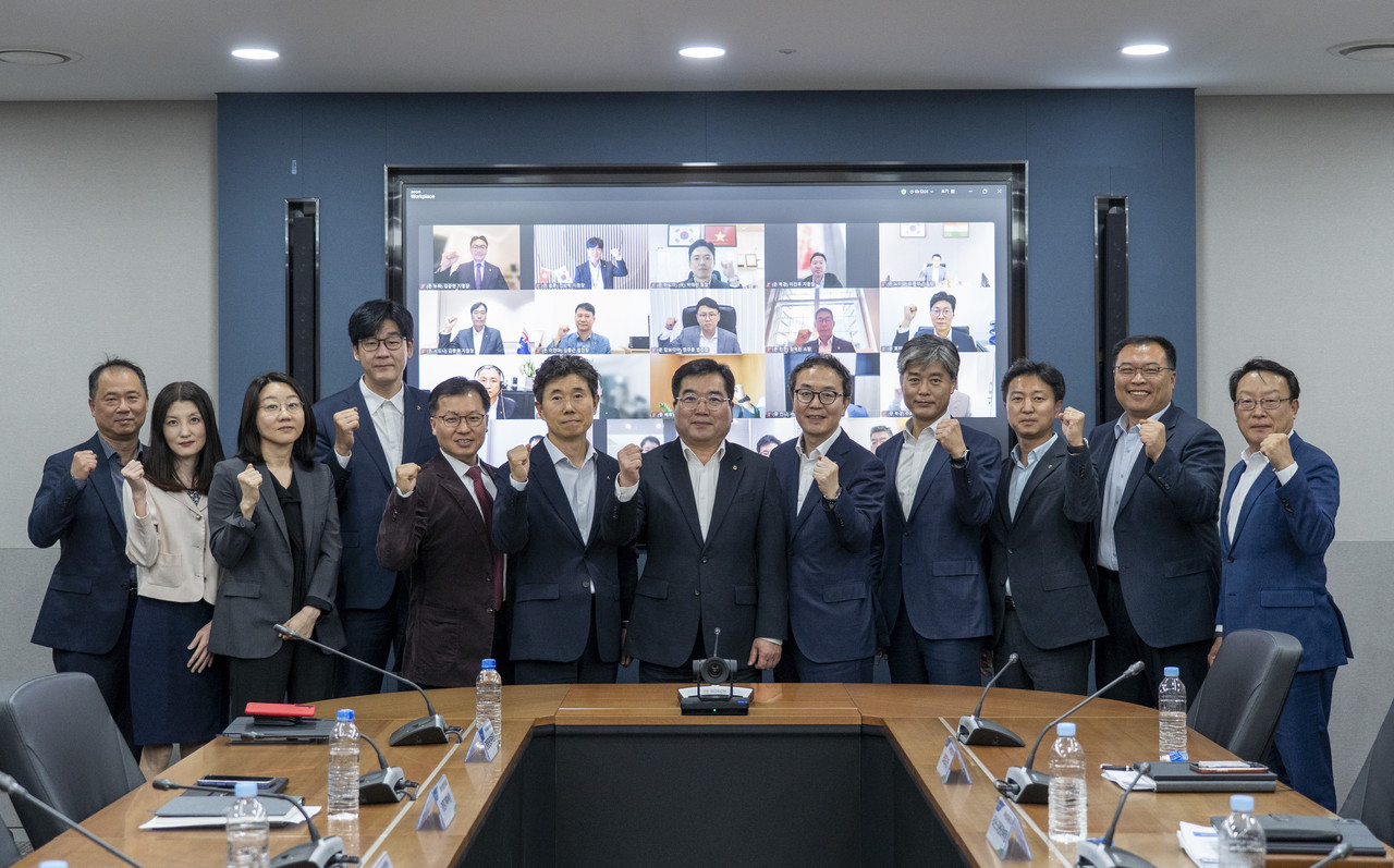  조정래 부사장(오른쪽에서 여섯 번째)과 참석자들이 기념촬영을 하고 있다. / 사진=NH농협금융지주