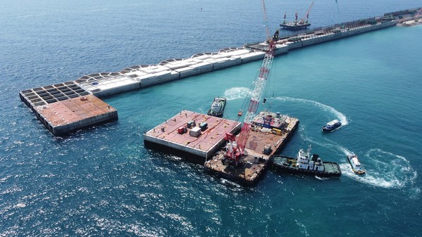 포항 영일만에서 울릉공항 건설 현장으로 운송 중인 케이슨 모습./사진=DL이앤씨