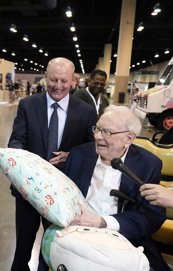 그레그 에이벌 부회장과 워런 버핏 회장 / 사진=AP연합뉴스