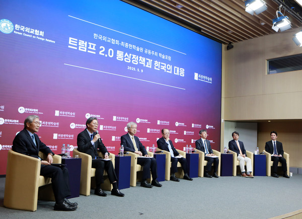 9일 최종현학술원이 한국외교협회와 함께 서울 강남구 한국고등교육재단 빌딩에서 개최한 '트럼프 2.0 통상정책과 한국의 대응' 포럼에서 (왼쪽부터) 한동만 전 주필리핀대사, 김창범 한국경제인협회 상근부회장, 이태호 전 외교부 제2차관(現 법무법인 광장 고문), 윤강현 전 주이란대사(現 법무법인 세종 고문), 이재민 서울대 법학전문대학원 교수, 김동조 현대자동차 상무, 양서진 SK하이닉스 부사장이 토론하고 있다. /사진=최종현학술원