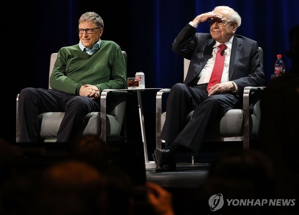 워런 버핏은 자기 재산의 99%를 자선사업에 기부하겠다는 뜻을 밝히고 빌 게이츠(좌측) 마이크로소프트 창업자와 함께 다른 억만장자들을 상대로 기부 운동을 벌이고 있다. / 사진=연합뉴스