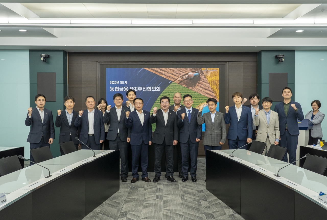 조정래 부사장(앞줄 왼쪽에서 여섯 번째)과 참석자들이 기념촬영을 하고 있다. / 사진=NH농협금융지주