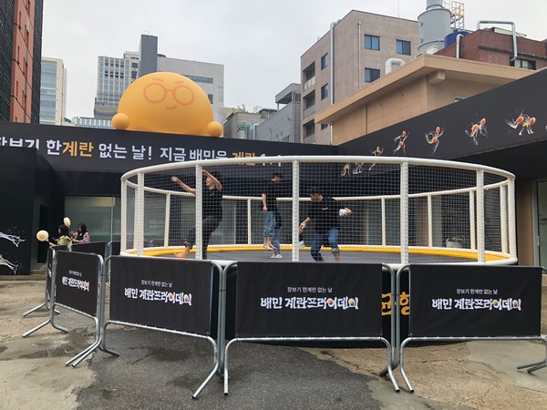 우아한형제들이 지난 9~11일 성수동에서 연 '배민 계란프라이데이' 팝업스토어 야외 공간의 트램펄린에서 사람들이 방방 뛰고 있다. /사진=김현정 기자