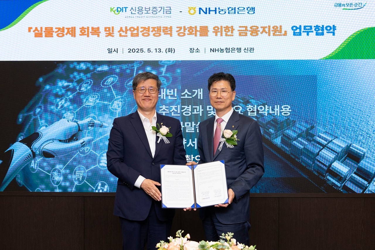 강태영 농협은행장(오른쪽)과 최원목 신용보증기금 이사장이 '실물경제 회복 및 산업경쟁력 강화를 위한 금융지원' 업무협약을 체결했다. / 사진=NH농협은행