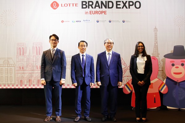 지난 12일 프랑스 파리 '파빌리온 방돔'에서 '대한민국 브랜드 엑스포' 개막식이 진행됐다. (왼쪽부터 김종현 KOTRA 소비재바이오실장, 김재겸 롯데홈쇼핑 대표, 문승현 주프랑스대사, Charafa CHEBANI 프랑스상공회의소 부대표) /사진=롯데홈쇼핑