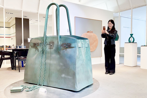 명품관 웨스트 5층에서 전시 중인 김선영 조각가의 작품 'VESSEL' /사진=갤러리아백화점