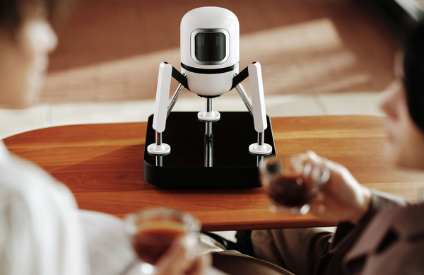 LG전자가 두 개의 커피 캡슐을 동시에 추출해 다양한 맛으로 블렌딩할 수 있는 신개념 커피머신 '듀오보'를 출시했다. 듀오보는 '아폴로 11호' 모티브의 디자인을 갖췄고, 제품에 탑재된 10.1형 디스플레이로 우주선 콘셉트 담은 전용 애니메이션을 보여주는 등 이색 재미를 더했다. /사진=LG전자