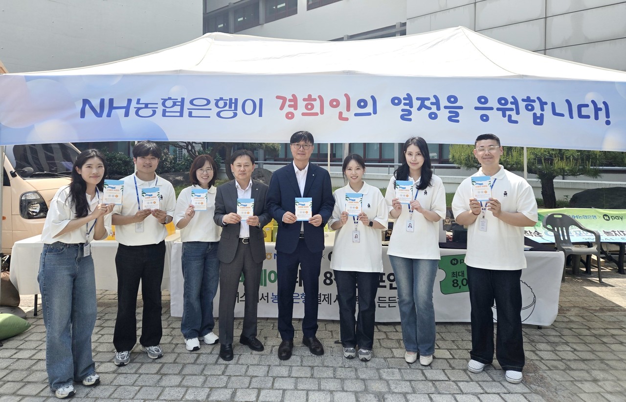 박내춘 농협은행 개인디지털금융부문 부행장(우측 네번째) 및 임직원들이 기념촬영을 하고 있다. / 사진=NH농협은행