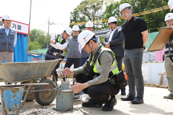 롯데건설 직원이 서초 헌인마을 현장에서 '차세대 혼화제'가 적용된 콘크리트를 테스트하고 있다./사진=롯데건설