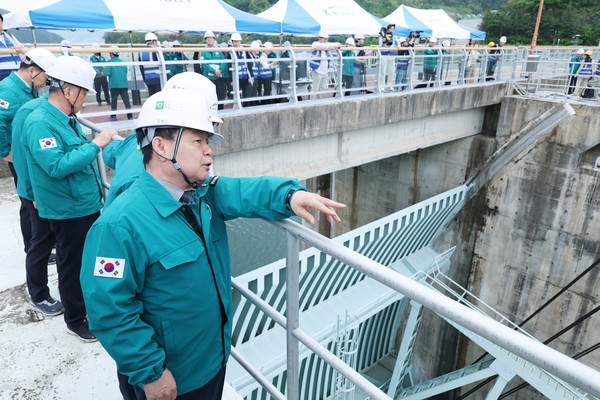 15일 윤석대 한국수자원공사 사장이 충북 충주시 동량면에 위치한 충주댐 정상부에서 비상 방류구·수문 동작 시험을 하고 있다./사진=한국수자원공사