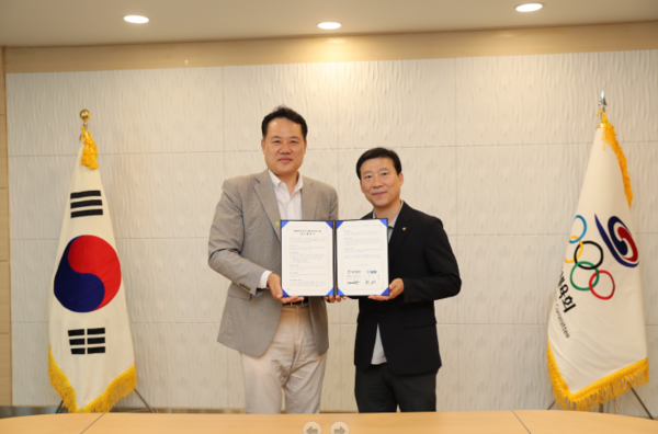 15일 KH그룹의 알펜시아리조트와 대한체육회 국가대표 선수촌이 업무협약(MOU)을 체결했다. (왼쪽부터) 최원 KH그룹 필룩스유도단 단장, 김택수 대한체육회 선수촌장. /사진=KH그룹