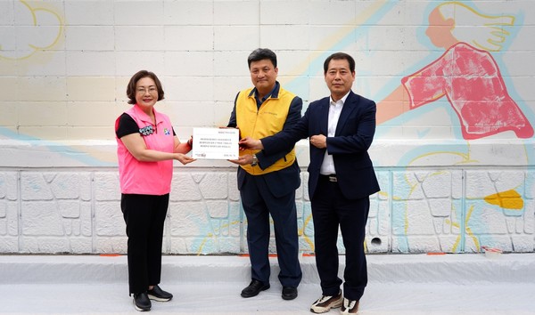HDC현대산업개발은 15일 서울 용산구 용강중 일대 담장 벽화그리기 봉사활동을 진행했다. (왼쪽부터) 박희영 용산구청장, 강경민 HDC현대산업개발 도시정비부문장, 권충환 용강중학교장이 기념사진을 촬영하고 있다./사진=HDC현대산업개발