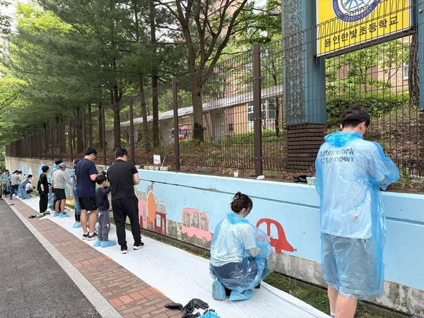 한국앤컴퍼니그룹은 지난 17일 임직원 가족과 '벽화 그리기' 봉사활동을 진행했다./사진=한국앤컴퍼니그룹