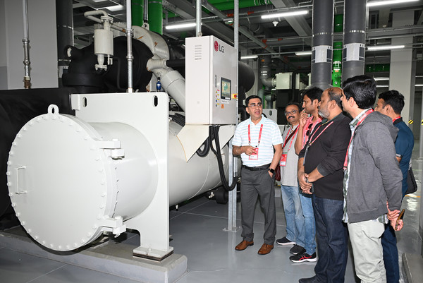 LG전자가 19일 글로벌 냉난방공조(HVAC) 컨설턴트를 국내로 초청해 'LG HVAC 리더스 서밋 2025'를 개최했다. 컨설턴트들이 서울 마곡에 위치한 LG사이언스파크를 방문해 초대형 냉방기인 '칠러(Chiller)'를 살펴보고 있다. /사진=LG전자