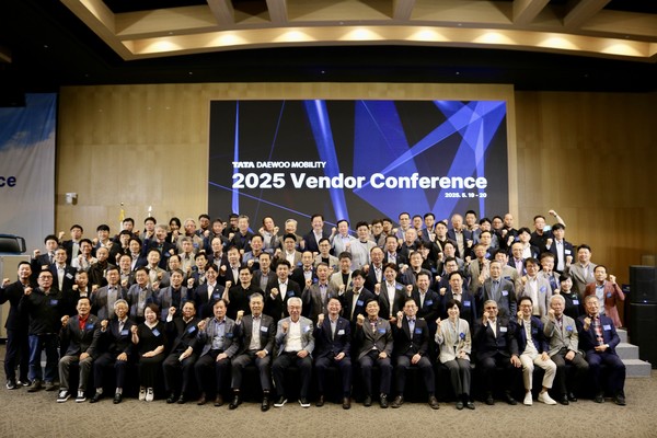 2025 협진회 정기총회 및 벤더컨퍼런스에서 참석자들이 기념촬영을 하고 있다. /사진=타타대우모빌리티