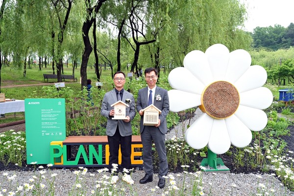 20일 서울 강북구 북서울꿈의숲에서 진행된 꿀벌 서식지 개장 행사 후 (왼쪽부터) 엄홍석 현대엔지니어링 커뮤니케이션실장과 이수연 서울시 정원도시국 국장이 포토존에서 기념 사진을 촬영하고 있다./사진=현대엔지니어링