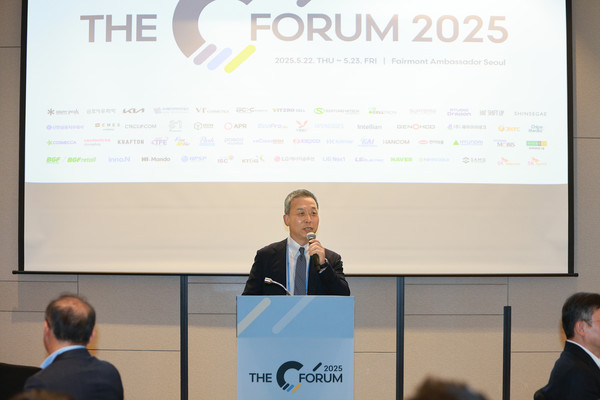 NH투자증권이 국내외 주요 기관 투자자를 대상으로 'THE C FORUM'을 개최한다고 22일 밝혔다. 윤병운 NH투자증권 대표가 여의도 페어몬트 앰배서더 서울호텔에서 열린 C포럼에서 인사말을 전하고 있다. 사진=NH투자증권 